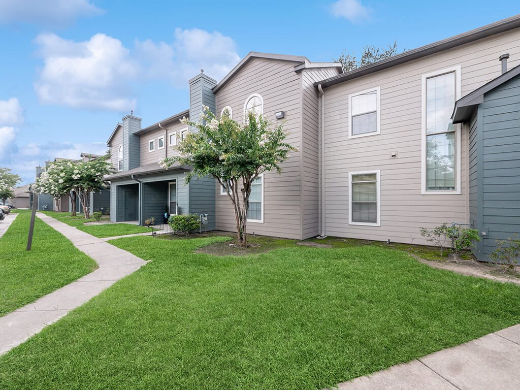 Exterior lawn at Fallbrook Ranch in Houston TX